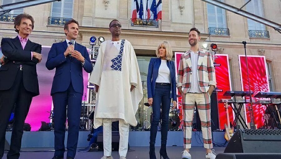 France: Youssou Ndour fait danser le couple Emmanuel et Brigitte Macron
