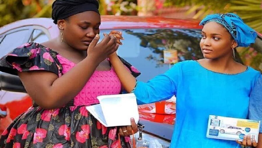 Saint Valentin: Aminatou Nihad offre une voiture à sa mère