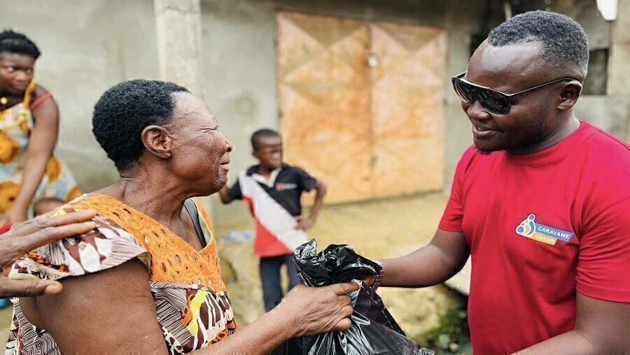 Black Oya fait des dons à plusieurs familles de Douala à l’occasion de son anniversaire